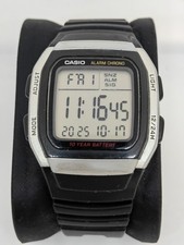 Vintage Casio W-96H Men's Illuminator Digital Wristwatch. 