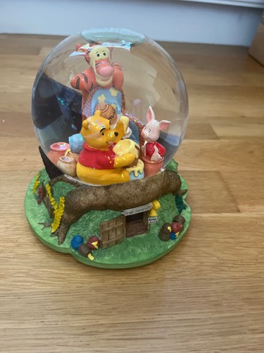 Winnie the pooh snowglobe - pooh,