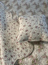 REVERSIBLE VTG LAURA ASHLEY QUILTED ‘ROSES’ BEDSPREAD SCALLOPED EDGE & CUSHION