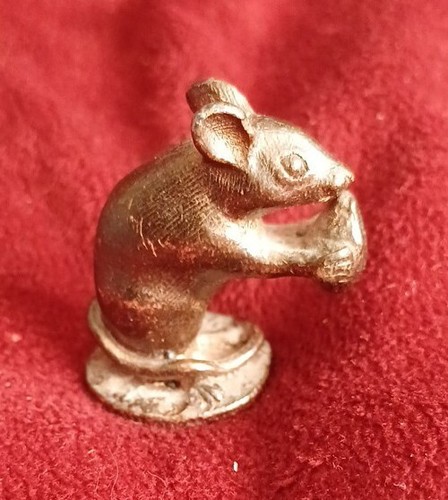 Small mouse eating nut - small, wrl