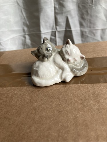 Vtg royal doulton - mini, napping