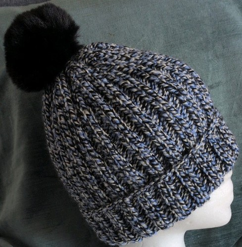 Hat hand knitted pom - hand,