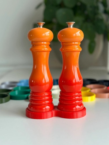 Creuset salt pepper stand - &,