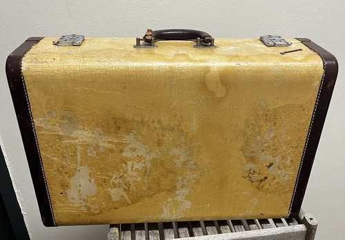 Vintage wheary suitcase - wheary,