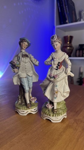 Pair figurines statues - of,