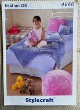 STYLECRAFT KNITTING PATTERN 4960 FOR CUSHIONS THROW TEDDY & FLOOR CUBE IN ESKIMO