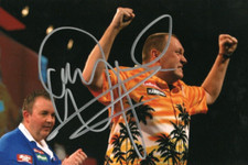 DARTS: WAYNE MARDLE 'HAWAII 501' SIGNED 6x4 ACTION PHOTO+COA