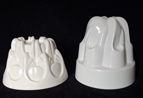 Two ceramic jelly blancmange - /,