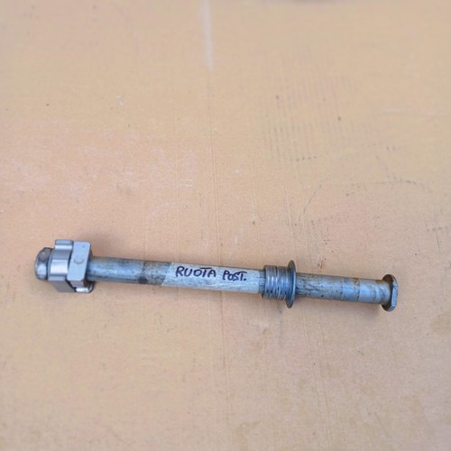 Rear wheel pin - honda, vtr