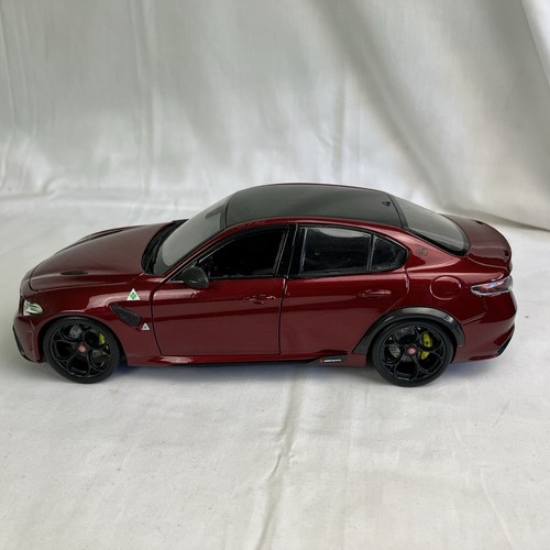 Bburago alfa romeo giulia - 1:18,
