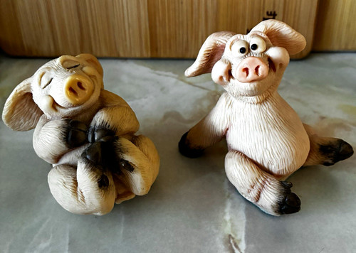 Piggin pig piglet - pig,