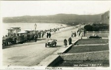 REAL PHOTO POSTCARD OF THE PARADE AND BAY, PWLLHELI, CAERNARFONSHIRE, WALES