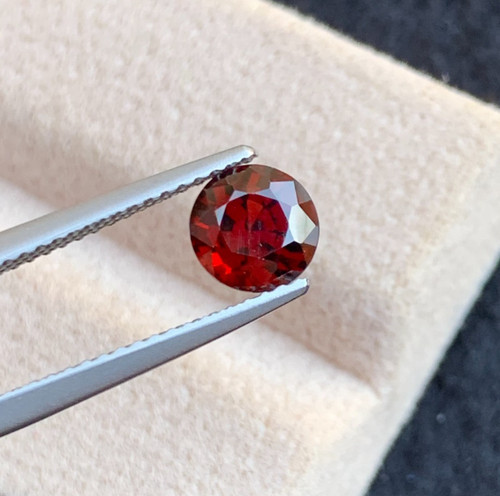 Carat round red spinel - round,