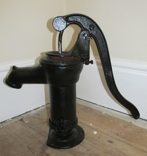 Vintage cast iron water pump - ,