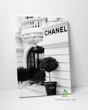 ICONIC FASHION HOUSE Canvas