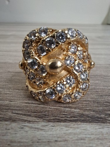 9ct yellow gold - gold, zirconia
