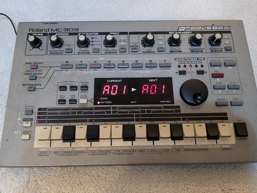 Roland 303 groovebox - roland, mc-303