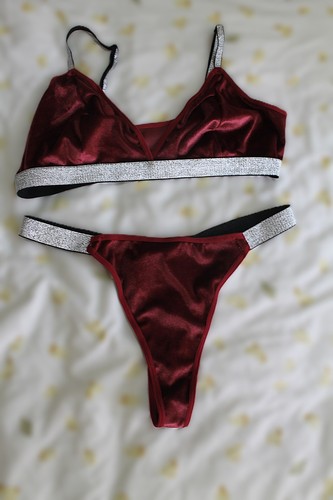 Red crushed velvet design - , bra
