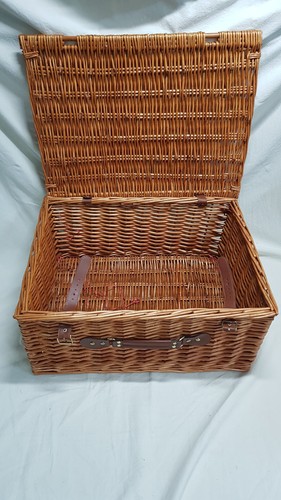Medium sized wicker basket - sized,