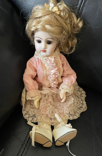 Bisque head doll - doll, style