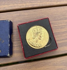 Vintage Queen Elizabeth II Coronation Souvenir Gold Tone Medallion 1953 in Box