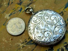 Locket Round Locket Engraved  Sterling Silver Original 1970s  (A5HV)