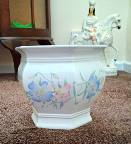 Royal winton floral ceramic - winton,