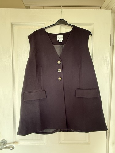 Wallis black three - black, three-button
