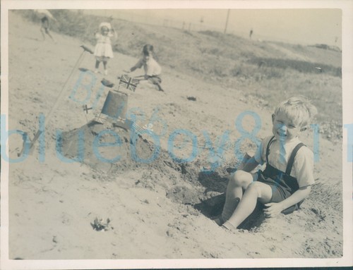 1952 photo making sandcastles - photo,