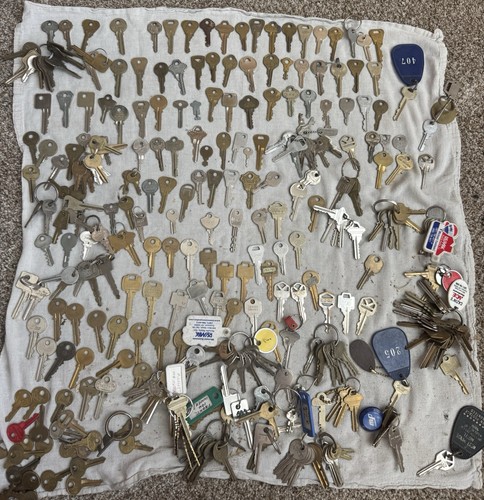 Large lot vintage keys - lot,