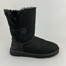 UGG 5803 Bailey Button Black