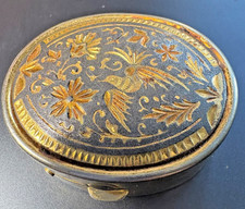 Pill box in yellow metal, tooled and inlaid