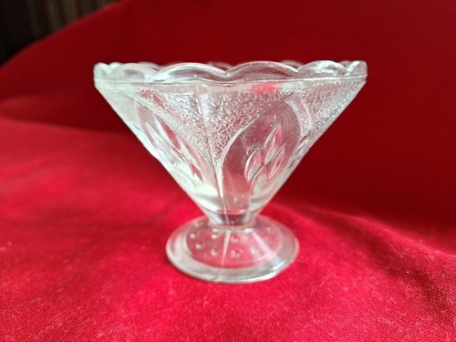 Glass pudding bowls with