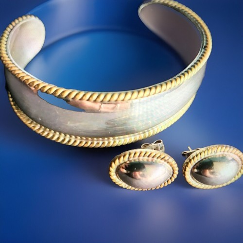 Beautiful earrings bracelet - &,