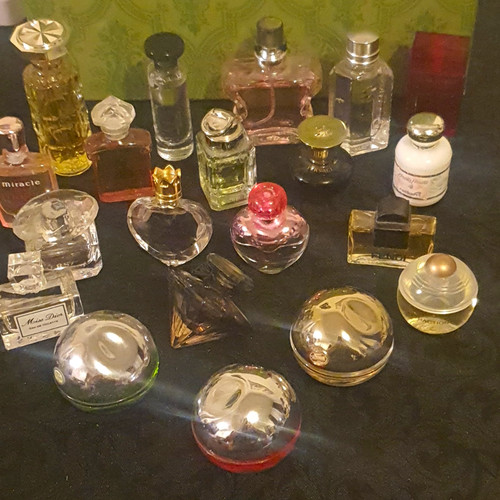 Job lot miniature perfume - lot,