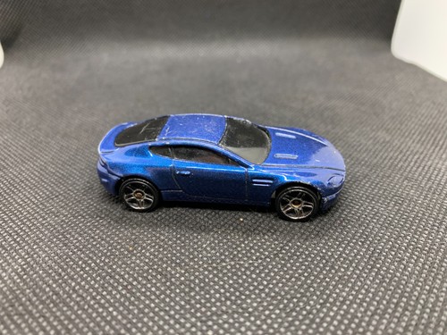 Hot wheels aston martin - hot, v8