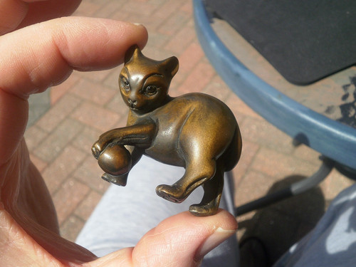 Hand carved wood netsuke - ,