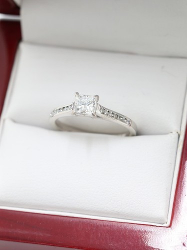 18ct white gold - white, 1/2ct