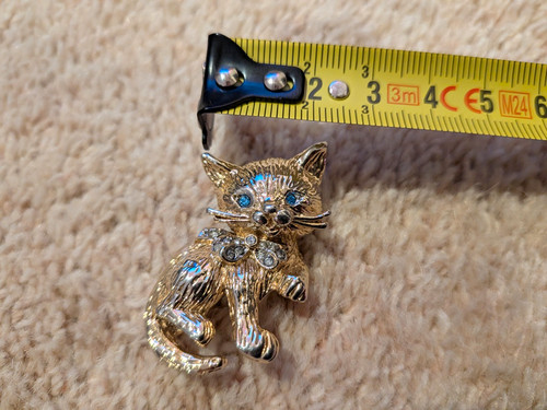 Gold tone cat brooch - gold,