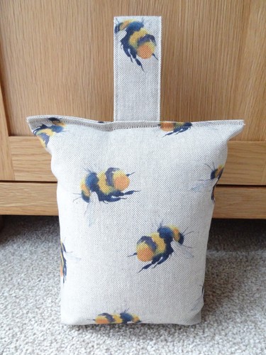 Bee doorstop filled - bee, filled/unfilled