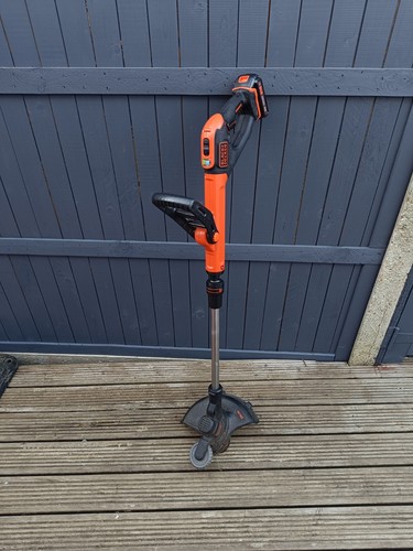 Black and decker strimmer - black,
