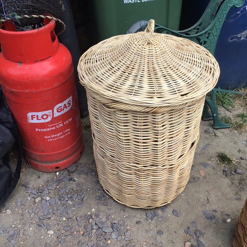 Wicker laundry basket with - with, lid