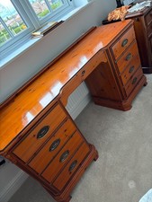 Ducal Chateau vintage dressing