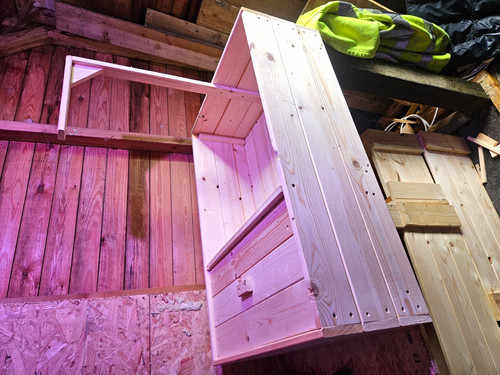 Wooden tortoise house - ,