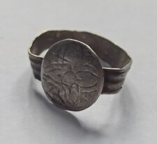 LATE MEDIEVAL SILVER RING WITH FLORAL MOTIF 1400-1500 AD