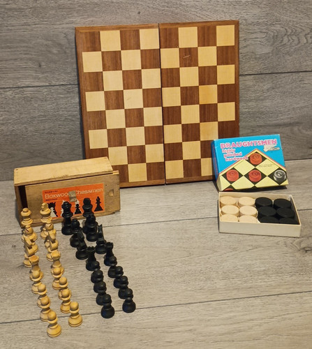 Boxwood chessmen complete - boxwood,