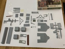 INCOMPLETE OLD AIRFIX OO RAILWAY KITS SOLD AS SEEN  -  VIEW CONTENTS