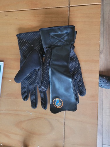 Fishing gloves with rod grip