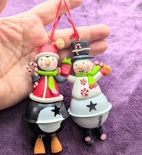 2 x GISELA GRAHAM LARGE TIN XMAS TREE DECORATIONS BAUBLES CUTE SNOWMAN & PENGUIN