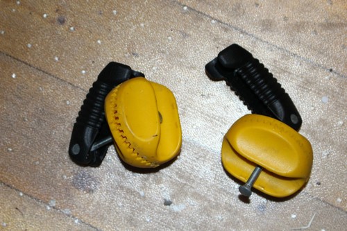 Pair yellow connector - of,